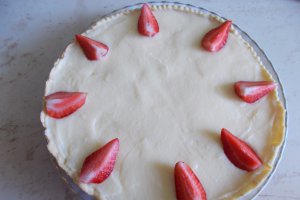 Desert tarta cu crema de vanilie si capsuni