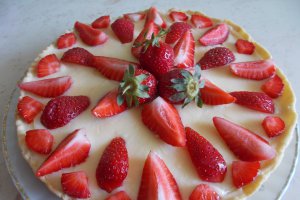 Desert tarta cu crema de vanilie si capsuni