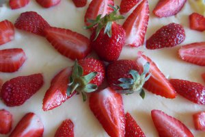 Desert tarta cu crema de vanilie si capsuni