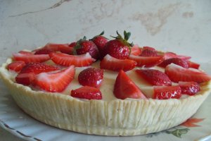 Desert tarta cu crema de vanilie si capsuni
