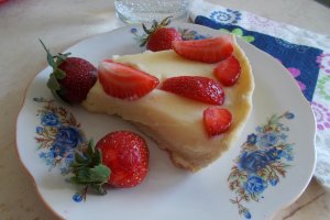 Desert tarta cu crema de vanilie si capsuni