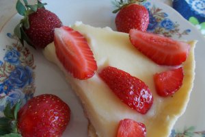 Desert tarta cu crema de vanilie si capsuni
