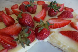 Desert tarta cu crema de vanilie si capsuni