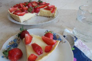 Desert tarta cu crema de vanilie si capsuni