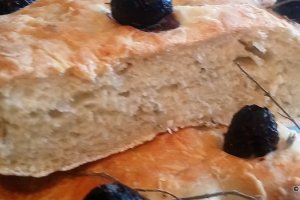 Paine Focaccia cu cimbru si masline