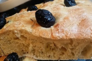 Paine Focaccia cu cimbru si masline