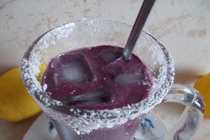 Smoothie cu iaurt gras, miere si afine