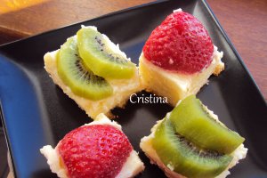 Desert prajitura cu crema de vanilie si fructe