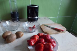 Smoothie cu kiwi, miere si capsuni