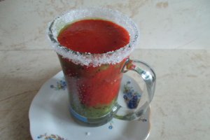 Smoothie cu kiwi, miere si capsuni