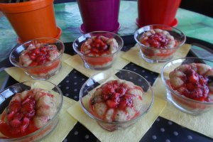 Desert din quinoa cu jeleu de capsuni
