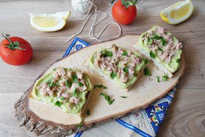 Gustari cu pasta de avocado si ton