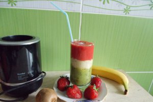 Smoothie de kiwi, banane si capsuni