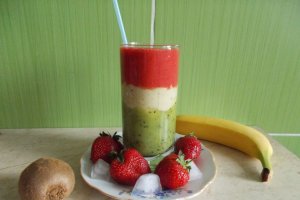 Smoothie de kiwi, banane si capsuni