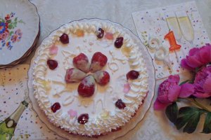Desert tort cu crema de alune de padure, frisca si fructe