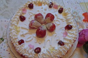 Desert tort cu crema de alune de padure, frisca si fructe