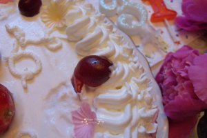 Desert tort cu crema de alune de padure, frisca si fructe