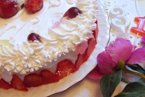 Desert tort cu crema de alune de padure, frisca si fructe