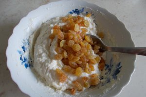 Desert tarta cu branza dulce si gem de caise cu nuca