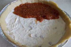 Desert tarta cu branza dulce si gem de caise cu nuca