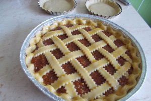 Desert tarta cu branza dulce si gem de caise cu nuca