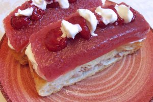 Prajitura din foietaj cu branza dulce si jeleu de capsuni