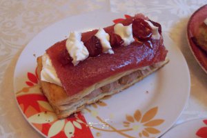 Prajitura din foietaj cu branza dulce si jeleu de capsuni