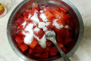 Desert tortulet cu capsuni si crema de lapte cu ciocolata alba