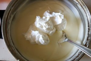 Desert tortulet cu capsuni si crema de lapte cu ciocolata alba