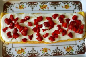Desert tortulet cu capsuni si crema de lapte cu ciocolata alba