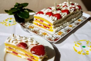 Desert tortulet cu capsuni si crema de lapte cu ciocolata alba