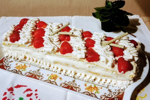 Desert tortulet cu capsuni si crema de lapte cu ciocolata alba