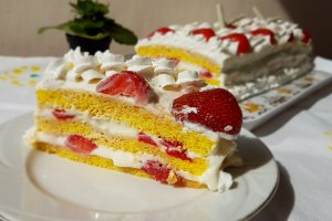 Desert tortulet cu capsuni si crema de lapte cu ciocolata alba