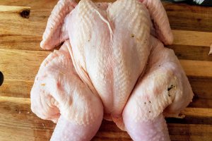 Pui intreg la gratar cu lamaie si oregano