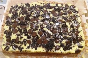 Desert brownie cheesecake cu oreo