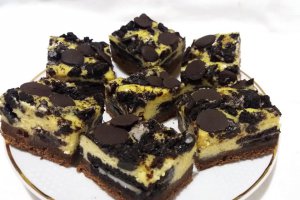 Desert brownie cheesecake cu oreo