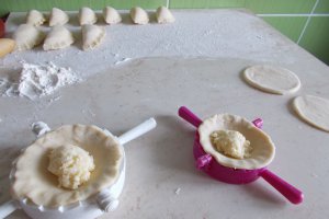 Coltunasi cu branza sarata, reteta gustoasa din copilarie