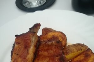 Coaste de porc picante cu cartofi la cuptor