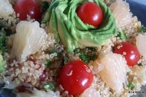 Salata cu quinoa, avocado si grapefruit