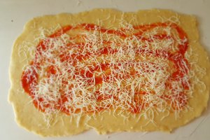 Aperitiv rulada din aluat fraged cu sunca si legume