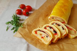 Aperitiv rulada din aluat fraged cu sunca si legume
