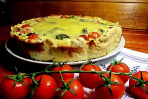 Aperitiv tarta cu branzeturi si broccoli