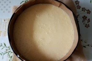 Desert tort cu crema de vanilie si jeleu de capsuni