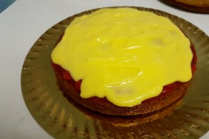 Desert tort cu crema de vanilie si jeleu de capsuni