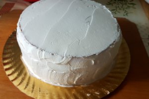 Desert tort cu crema de vanilie si jeleu de capsuni