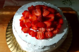 Desert tort cu crema de vanilie si jeleu de capsuni