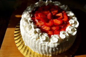 Desert tort cu crema de vanilie si jeleu de capsuni