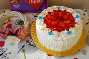 Desert tort cu crema de vanilie si jeleu de capsuni
