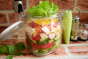 Salata de legume la borcan, in straturi