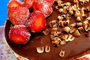 Desert tort de ciocolata cu capsuni (la rece)
